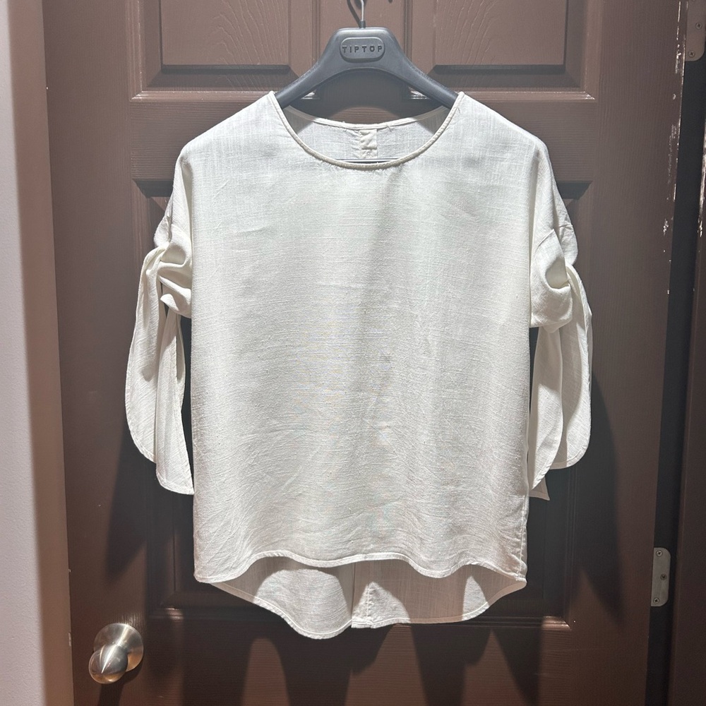 Woman’s linen blend loose fit blouse.